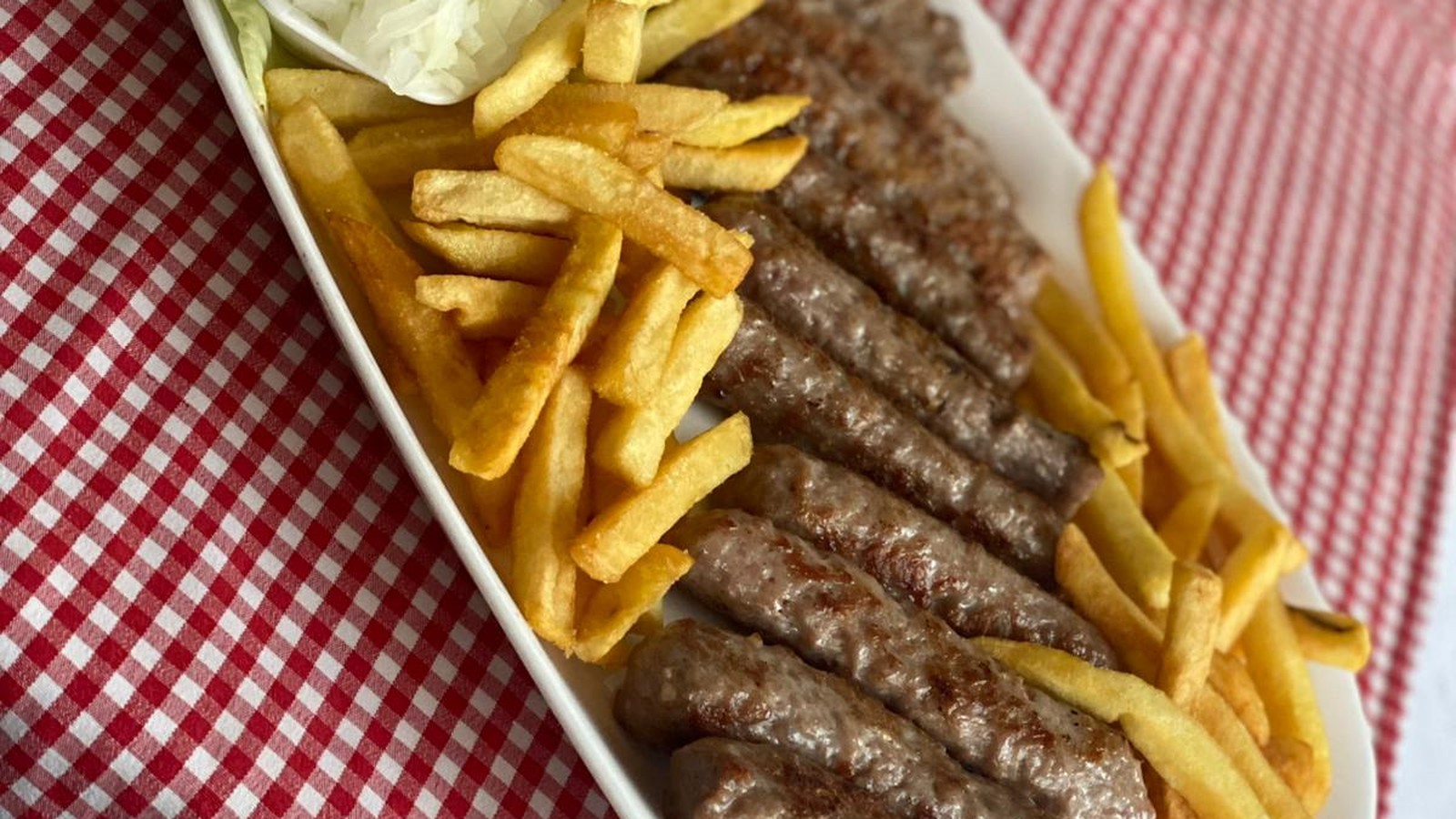 Ćevapi и pomfrit у restoranu Наша кафана АнБоТеа