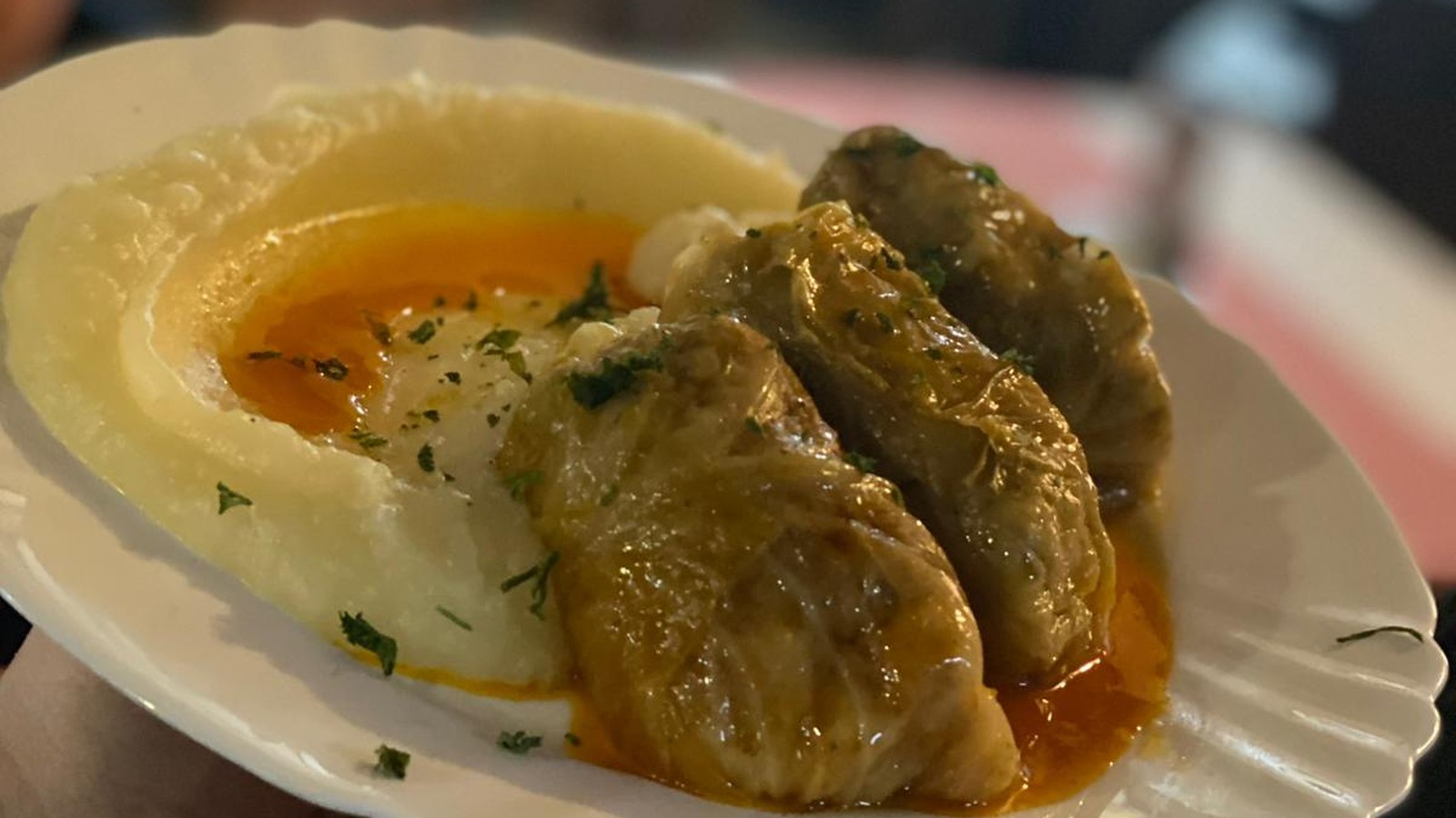 Sarma и pire krompir у restoranu Наша кафана АнБоТеа